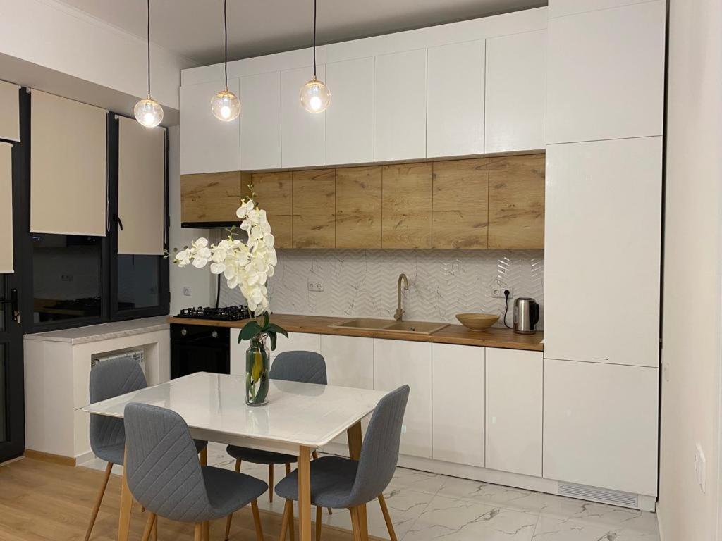 Beautiful Apartment With 3 Balconies In The Center Of Ereván Exterior foto