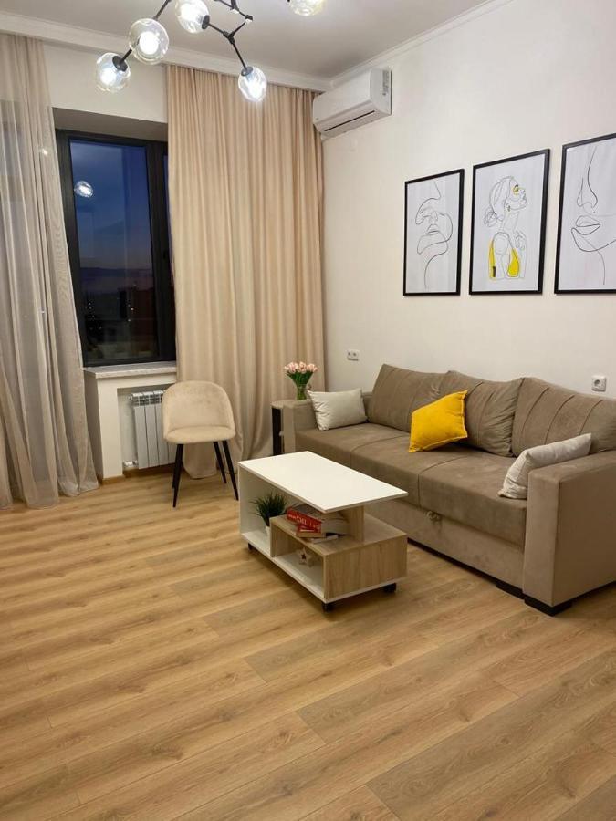 Beautiful Apartment With 3 Balconies In The Center Of Ereván Exterior foto