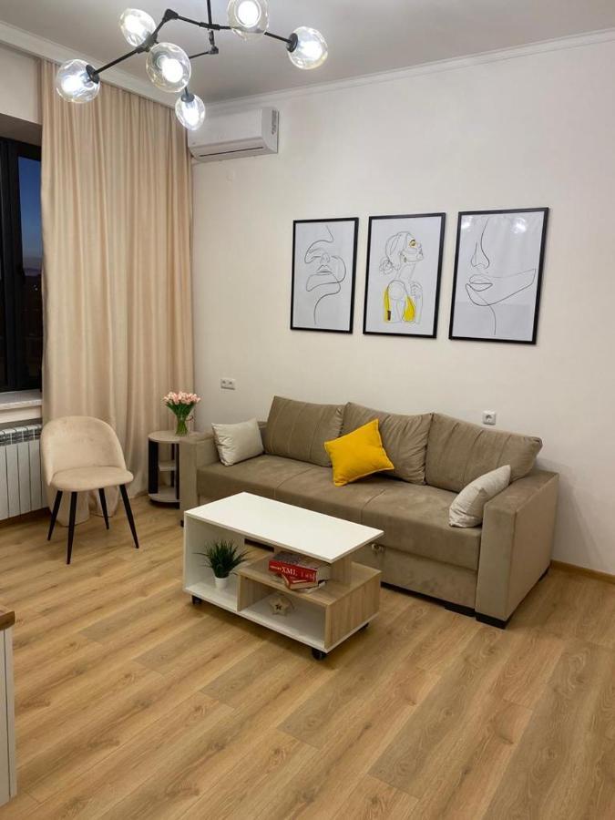 Beautiful Apartment With 3 Balconies In The Center Of Ereván Exterior foto