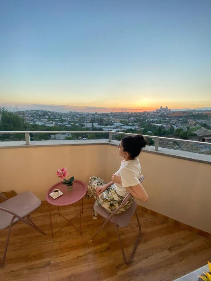 Beautiful Apartment With 3 Balconies In The Center Of Ereván Exterior foto