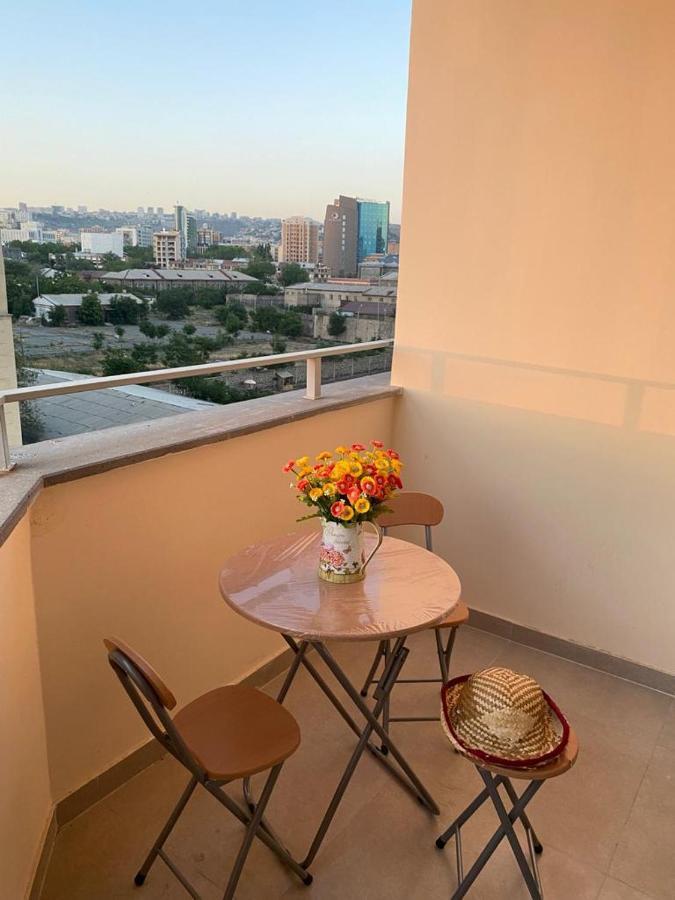 Beautiful Apartment With 3 Balconies In The Center Of Ereván Exterior foto